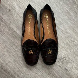 Tory Burch charm loafer, size 6, cocoa/ perfect black